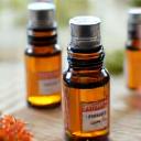 Petites bouteilles d'huiles essentielles étiquetées pour synergies