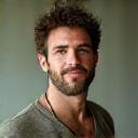 Portrait de Marc Bernard, instructeur de yin yoga, calme et réfléchi.