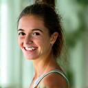 Portrait de Sophie Dubois, instructrice de yoga, souriante et sereine.